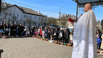 Вперше за григоріанським календарем віряни храму Преображення Господнього у Чопі відзначили Великдень Вперше за григоріанським календарем віряни храму Преображення Господнього у Чопі відзначили Великдень