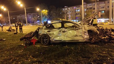 Розтрощені авто, збитий світлофор та знак переходу: ДТП на проспекті Гагаріна у Харкові Розтрощені авто, збитий світлофор та знак переходу: ДТП на проспекті Гагаріна у Харкові