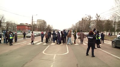 У Житомирі жителі будинків на вулиці Героїв Десантників знову вийшли на протест проти забудови У Житомирі жителі будинків на вулиці Героїв Десантників знову вийшли на протест проти забудови