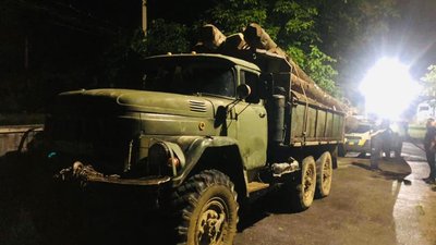 Без документів. На Франківщині чоловік перевозив вантажівкою ліс Без документів. На Франківщині чоловік перевозив вантажівкою ліс
