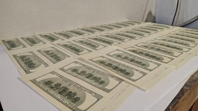 Планували виготовити понад 300 тис. доларів США: на Київщині викрили групу людей, які виготовляли іноземну валюту