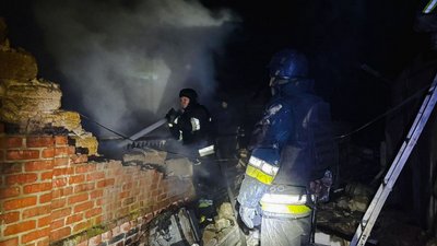 Рятувальники тушать пожежу в селі Плоскому Великобурлуцької громади