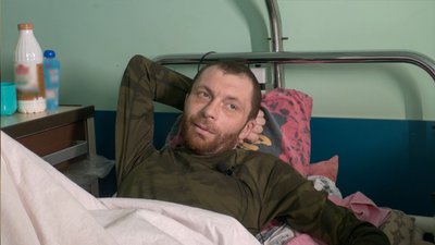 Як запорізькі лікарі лікують пораненого бійця з Чернігова, який пережив вже 12 операцій