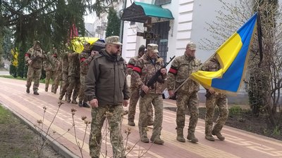 "Виховував трьох синів". У Сумах поховали загиблого бійця Ростислава Біллєра