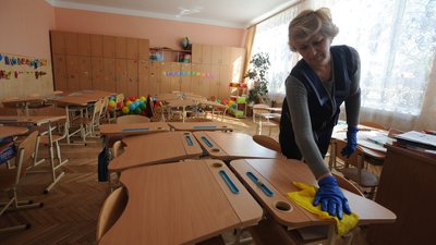 Маски і вакцинація педагогів: які карантинні правила діятимуть у школах Луцька