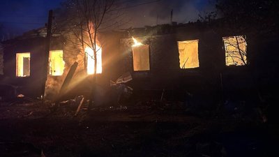 Удар по Лозовій, горить будинок