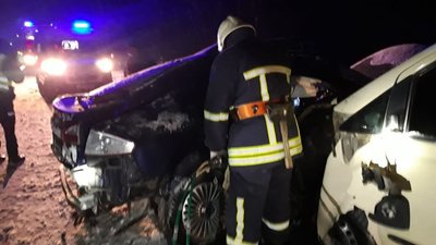 На Франківщині легковик зіткнувся з мікроавтобусом. Двоє людей загинули, ще одна — у лікарні На Франківщині легковик зіткнувся з мікроавтобусом. Двоє людей загинули, ще одна — у лікарні
