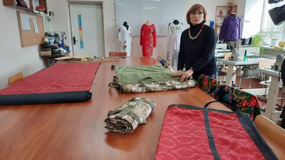 У Кропивницькому студенти під час благодійного ярмарку збирали гроші на тканину для пошиття нош