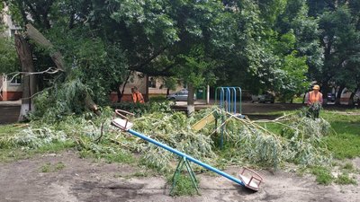 У Краматорську ліквідують наслідки негоди У Краматорську ліквідують наслідки негоди