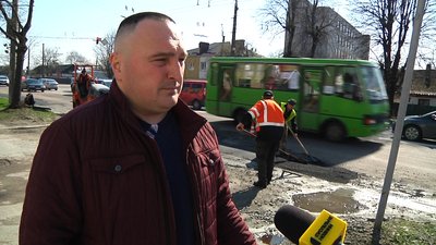 У Житомирі розпочали латати ями на дорогах. Як це відбувається У Житомирі розпочали латати ями на дорогах. Як це відбувається