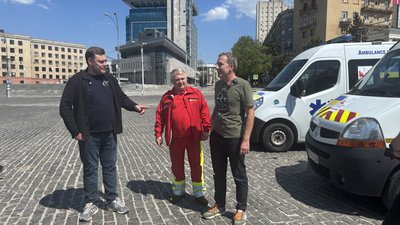 Євген Коляда, Віктор Забашта і Жульєн Дюфур під час передачі "швидких", Харків, 7 травня