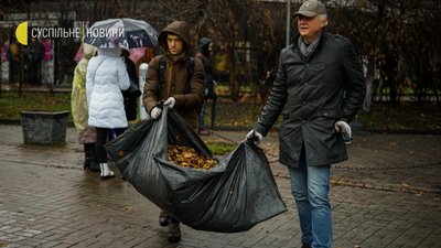 У Києві учасники толоки прибирали Алею Героїв Небесної Сотні У Києві учасники толоки прибирали Алею Героїв Небесної Сотні