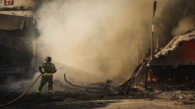 Рятувальник гасить пожежу на поштовому терміналі