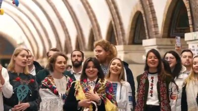 Представники іноземних посольств заспівали "Щедрика" у київському метро