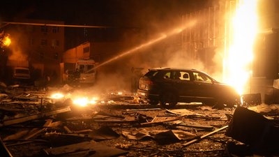 Атака безпілотників на Одесу: пошкоджені дві багатоповерхівки, є поранені Атака безпілотників на Одесу: пошкоджені дві багатоповерхівки, є поранені