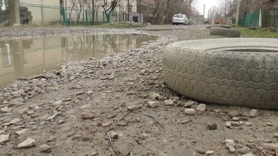 "Вулицею Танкістів можна їхати лише танком". Франківці скаржаться на стан дороги у дворі