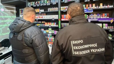 Працівники БЕБ під час обшуку