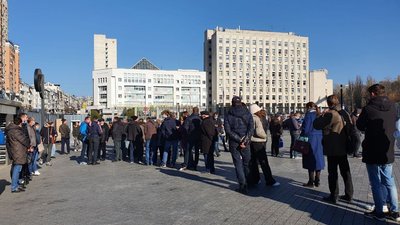 У Києві в останній день перед локдауном виникли черги у пунктах вакцинації У Києві в останній день перед локдауном виникли черги у пунктах вакцинації