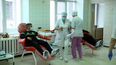 У Житомирі працівники місцевого ФК "Полісся" разом із тренером команди прийшли здавати кров У Житомирі працівники місцевого ФК "Полісся" разом із тренером команди прийшли здавати кров