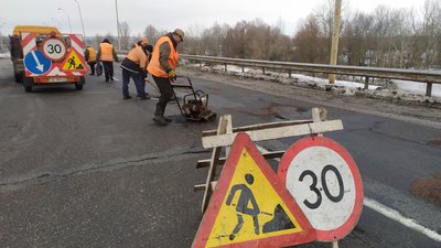 Сніг зійшов з асфальтом: на київській трасі почали латати аварійні ями Сніг зійшов з асфальтом: на київській трасі почали латати аварійні ями