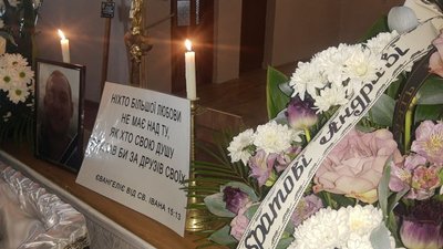 У Тернополі в останню дорогу провели бійця Андрія Мозіля