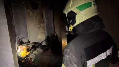 Пожежа у Запоріжжі, ДСНС, 92-річна жінка, порятунок під час пожежі, госпіталізація