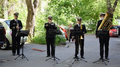 В Одесі із оркестром привітали 99-річного ветерана-морпіха