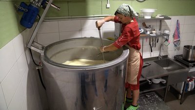 З медом, томатами та пажитником: у громаді на Житомирщині варять крафтовий сир З медом, томатами та пажитником: у громаді на Житомирщині варять крафтовий сир