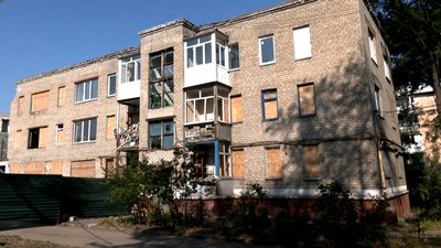 У Краматорську відбудовують триповерхівку, у яку поцілила російська ракета У Краматорську відбудовують триповерхівку, у яку поцілила російська ракета