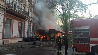 Біля Одеської опери спалахнув будинок: працюють рятувальники
