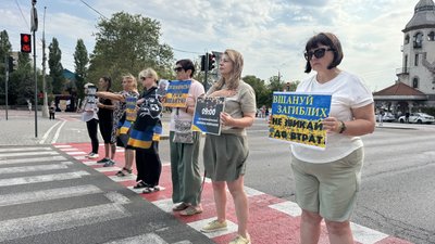 Миколаївці вшанували памʼять загиблих на війні хвилиною мовчання