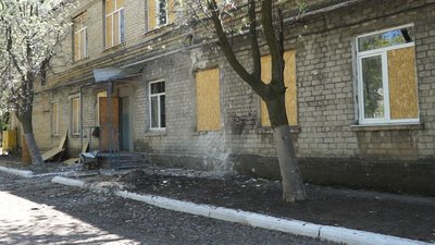 Пацієнти Мар’їнської лікарні, в яку бойовики влучили з міномета, залишаються у медзакладі