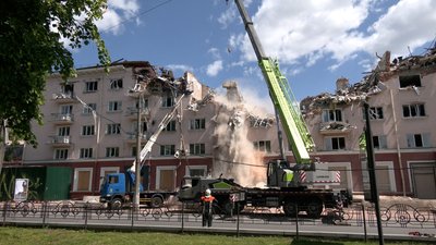 Знайшли уламки російського "Іскандера": у Чернігові почали розбирати завали готелю "Україна"
