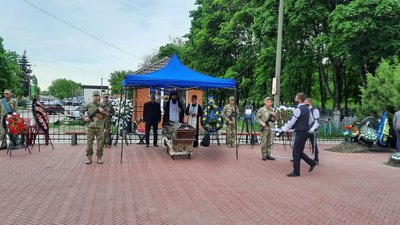 У Кропивницькому попрощались з військовим, який загинув під час артилерійського обстрілу на Луганщині У Кропивницькому попрощались з військовим, який загинув під час артилерійського обстрілу на Луганщині