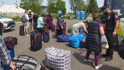 Переповнені автобуси: як через карантин перетинають кордон з РФ в пункті пропуску "Гоптівка"