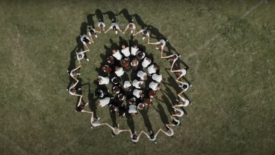 На Тернопільщині випускники школи записали відео шкільного вальсу На Тернопільщині випускники школи записали відео шкільного вальсу