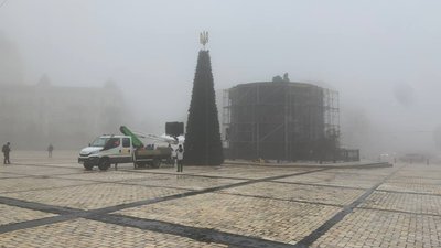 Понад тисяча кульок та білі голуби. У Києві почали прикрашати "ялинку незламності" Понад тисяча кульок та білі голуби. У Києві почали прикрашати "ялинку незламності"