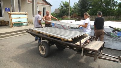 Селяни розвантажують шифер, 1 вересня 2023, Меджибізька громада