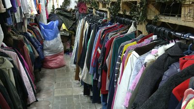 Одяг для переселенців: на ринку у Рівному облаштували центр безкоштовної видачі Одяг для переселенців: на ринку у Рівному облаштували центр безкоштовної видачі