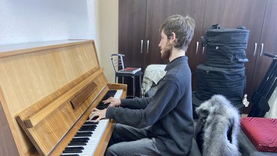 У полтавській філармонії репетирує піаніст з інвалідністю Ніколя Мирошниченко із Харкова У полтавській філармонії репетирує піаніст з інвалідністю Ніколя Мирошниченко із Харкова