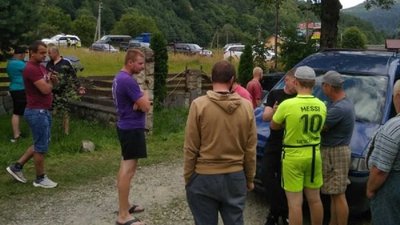 З погрозами і матюками. У Микуличині виник конфлікт місцевих жителів з патрульними
