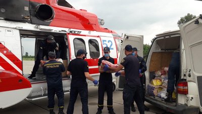 На Прикарпатті рятувальники гелікоптером доставляють людям продукти
