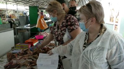 Жодної точки торгівлі без порушень: на стихійних ринках Херсона перевірили якість продукції