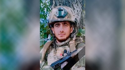 На Чернігівщині поховали двох військових ЗСУ — Василя Паульса та Дмитра Сурая На Чернігівщині поховали двох військових ЗСУ — Василя Паульса та Дмитра Сурая