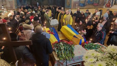 У Сумах прощалися з військовослужбовцями Денисом Савченком та Сергієм Росляковим У Сумах прощалися з військовослужбовцями Денисом Савченком та Сергієм Росляковим