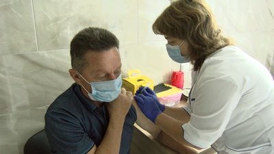 Найбільше від COVID-19 на Волині вакцинуються педагоги та медики