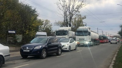 На в'їзді до Чернівців ускладнений рух автомобілів через чергу вантажівок: як об'їхати На в'їзді до Чернівців ускладнений рух автомобілів через чергу вантажівок: як об'їхати