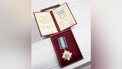 Рідним бійця з Прикарпаття Віктора Чернова передали його посмертну нагороду Рідним бійця з Прикарпаття Віктора Чернова передали його посмертну нагороду