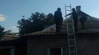 Прикарпатські рятувальники на Донеччині лагодять дахи будинків, які обстріляли окупанти Прикарпатські рятувальники на Донеччині лагодять дахи будинків, які обстріляли окупанти