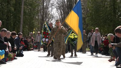 У Чернігові в останню путь провели снайпера Юрія Калмикова У Чернігові в останню путь провели снайпера Юрія Калмикова